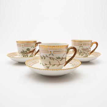 Royal Copenhagen, Kaffekoppar med fat, tre stycken, porslin, 'Flora Danica', Royal Copenhagen, Danmark, 1900-tal.