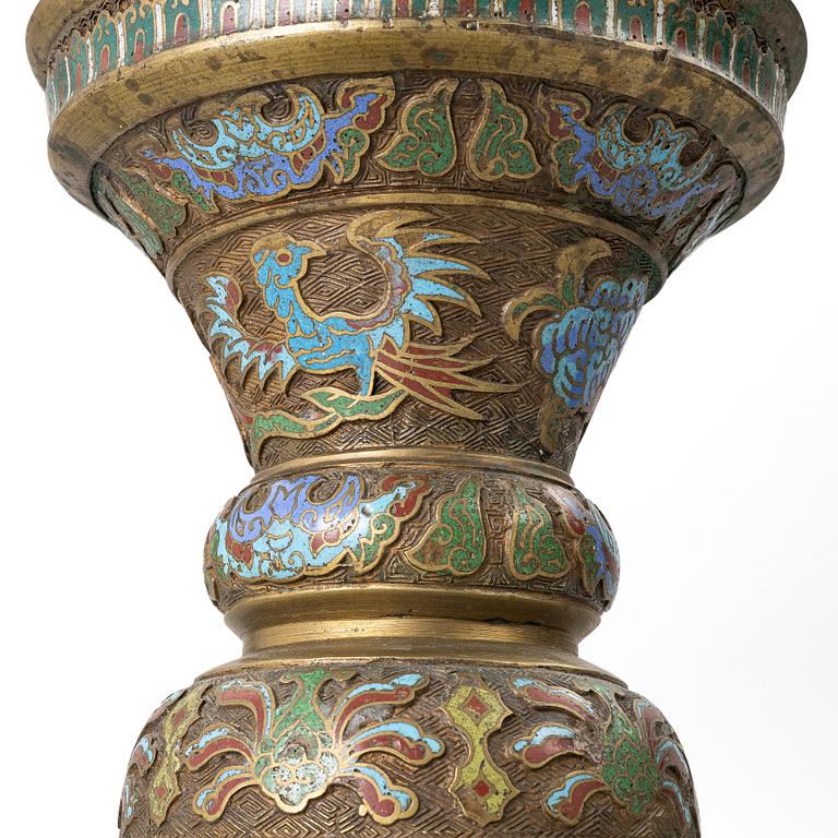 Ytterfoder med piedestal, cloisonné på mässing, Kina, omkring 1900.