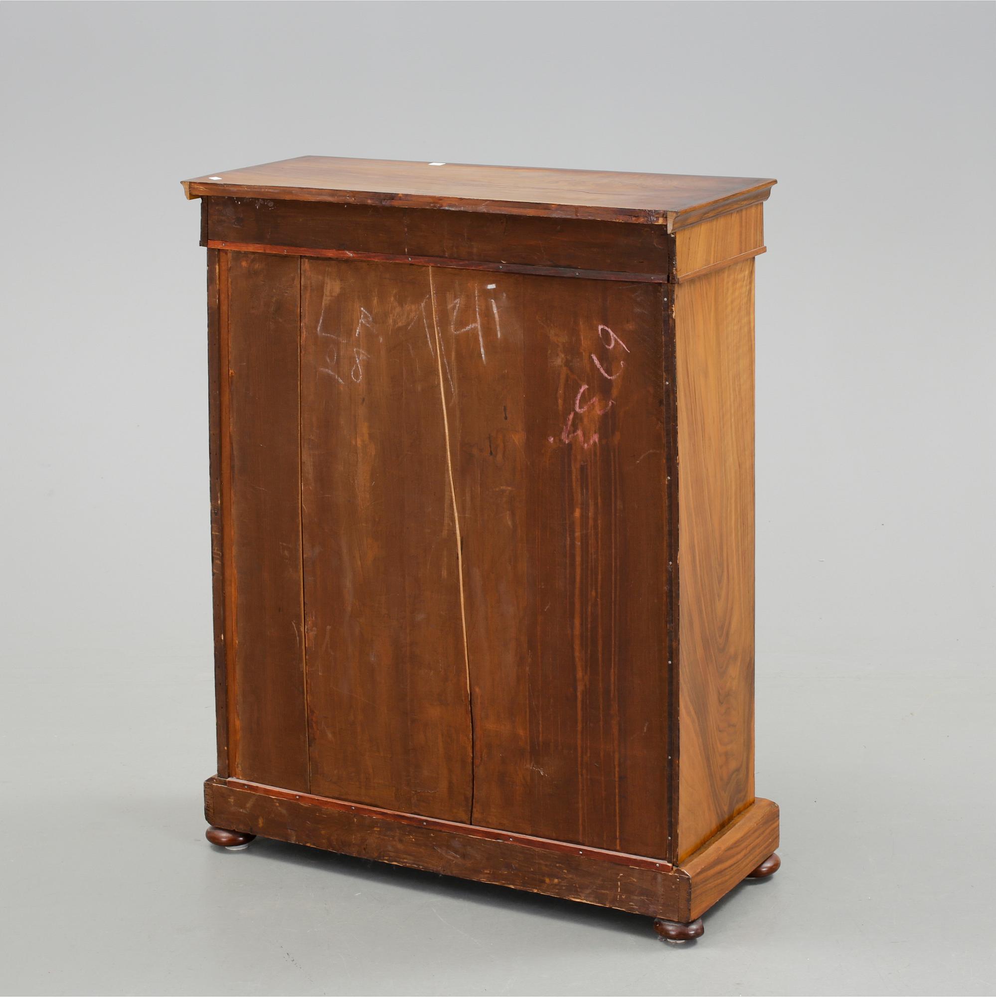 VITRINSKÅP. Gustaviansk stil, 1900-tal.