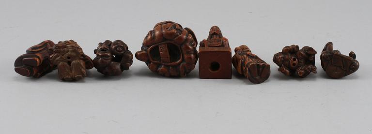 NETSUKES, 8 st, trä, Japan, Meiji (1868-1912).