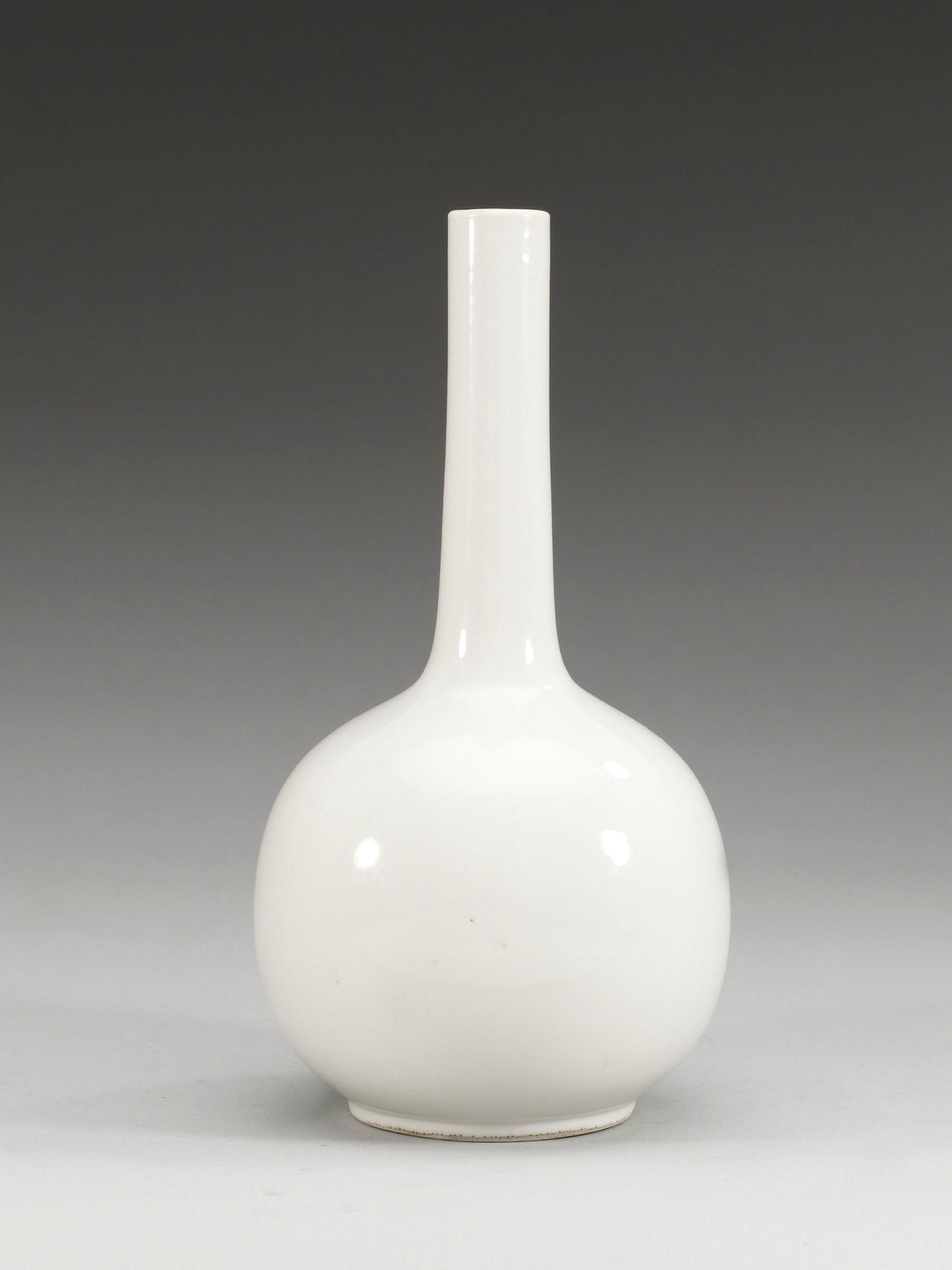 VAS, porslin. Qing dynastin. Kangxi-stil.
