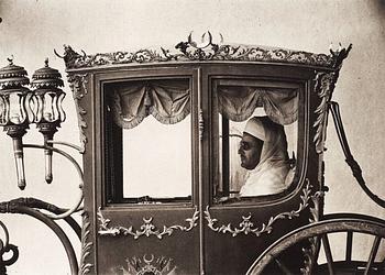 Irving Penn, "The sultan of Morocco in his carriage", 1952.