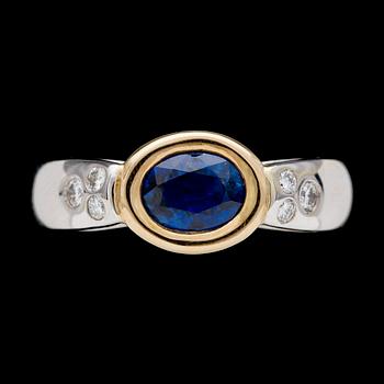 228. RING, blå safir, 1.18 ct, samt briljantslipade diamanter, tot. ca 0.20 ct.