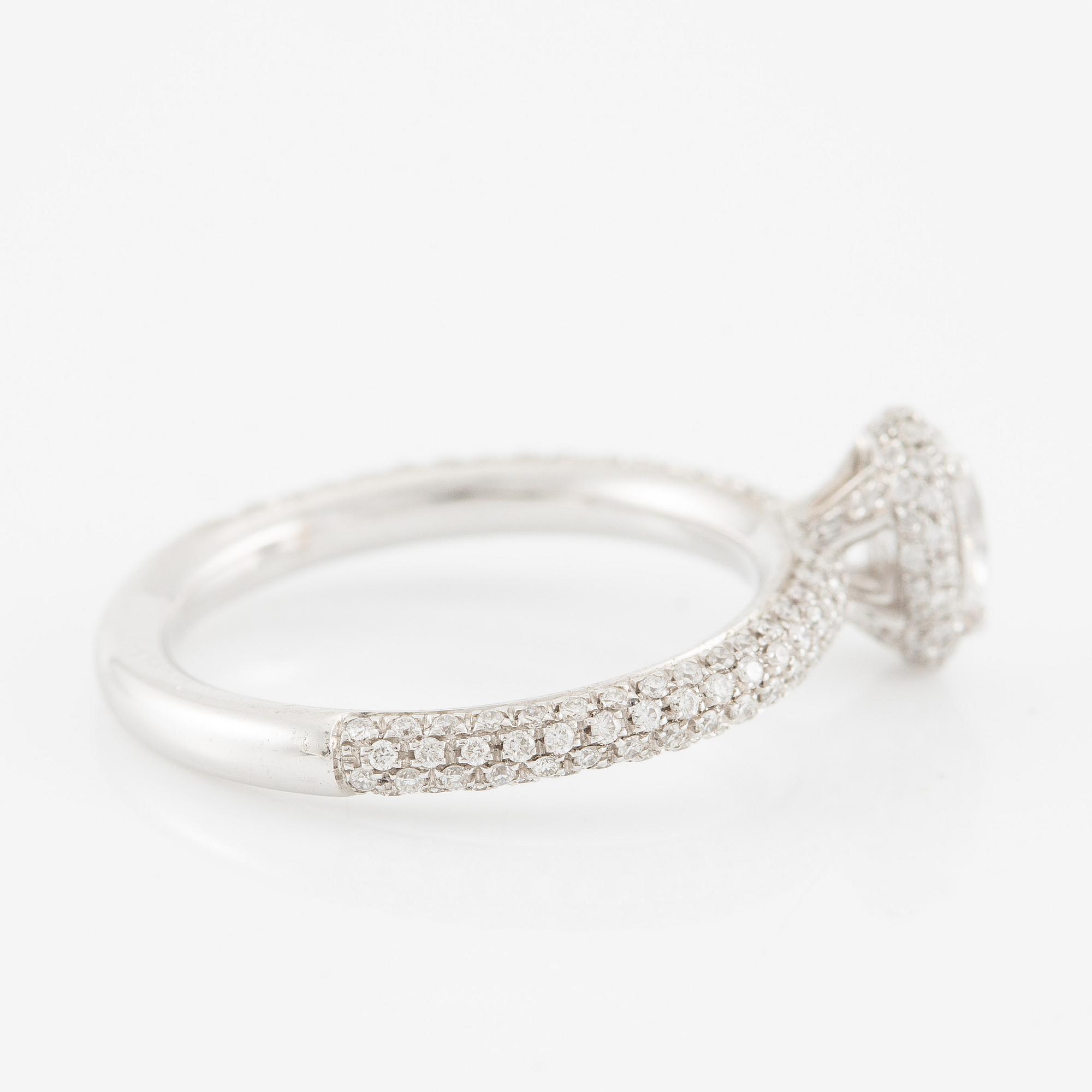 Ring 18K vitguld med ovalslipad diamant ca 0.47 carat.