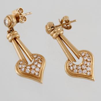 ÖRHÄNGEN, 18K guld med briljantslipade diamanter ca 0.40 ct. Vikt 9,9 gram.