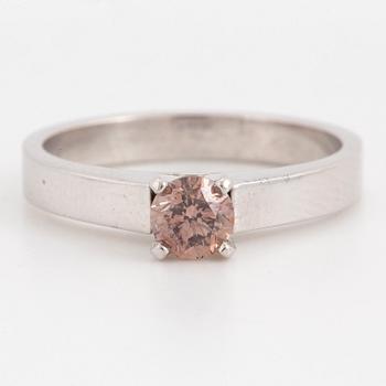 18K white gold with brilliant-cut diamond, 0,51 ct, fancy pinkish brown/Si1 according to certificate IGI.