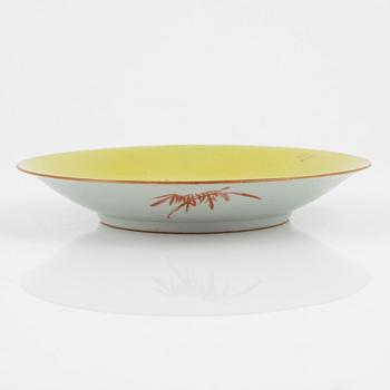 A porcelain dish, China, 20th century.