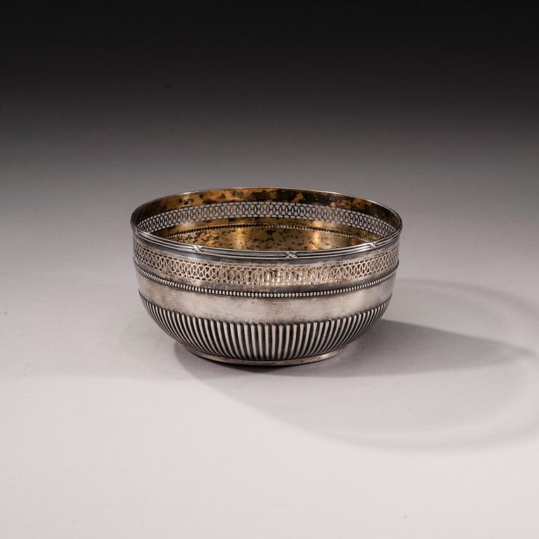 SKÅL, silver. Tyska stämplar, 1900-talets början. Tot. vikt 328 g.