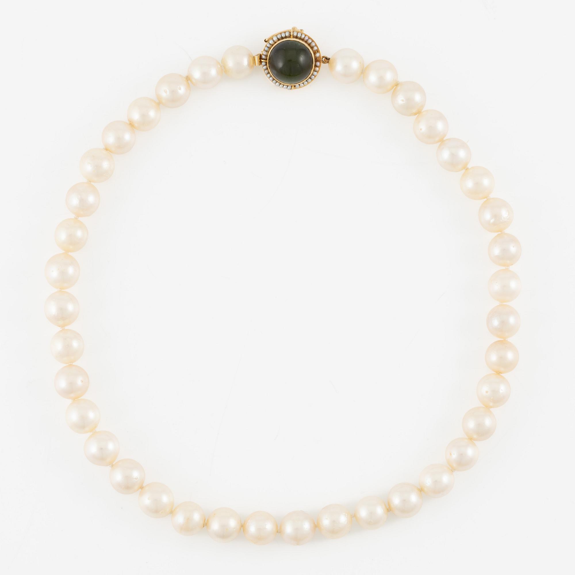 Atelier Stigbert, necklace of cultured pearls and clasp 18K gold with cabochon-cut green tourmaline.