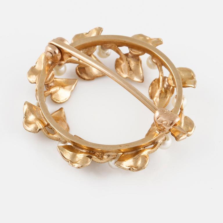 BROSCH, 14K guld med 8 odlade pärlor. Vikt 3,1 gram.