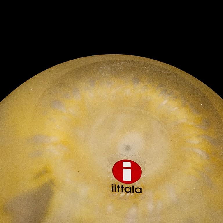 Oiva Toikka, annual glass egg 2006, signed O. Toikka Nuutajärvi.