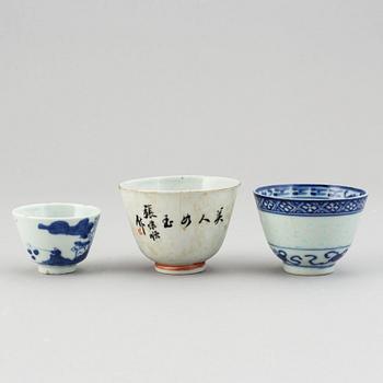 A group of 19 chinese porcelain objects, Qing dynasty and 20th century.