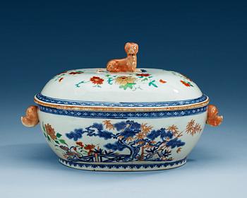 1593. A famille rose tureen with cover, Qing dynasty, Qianlong (1736-1795).