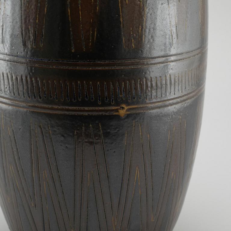 A mid 20th century floor vase in stoneware by by Arthur Andersson fr Wallåkra Lerkärlsfabrik.