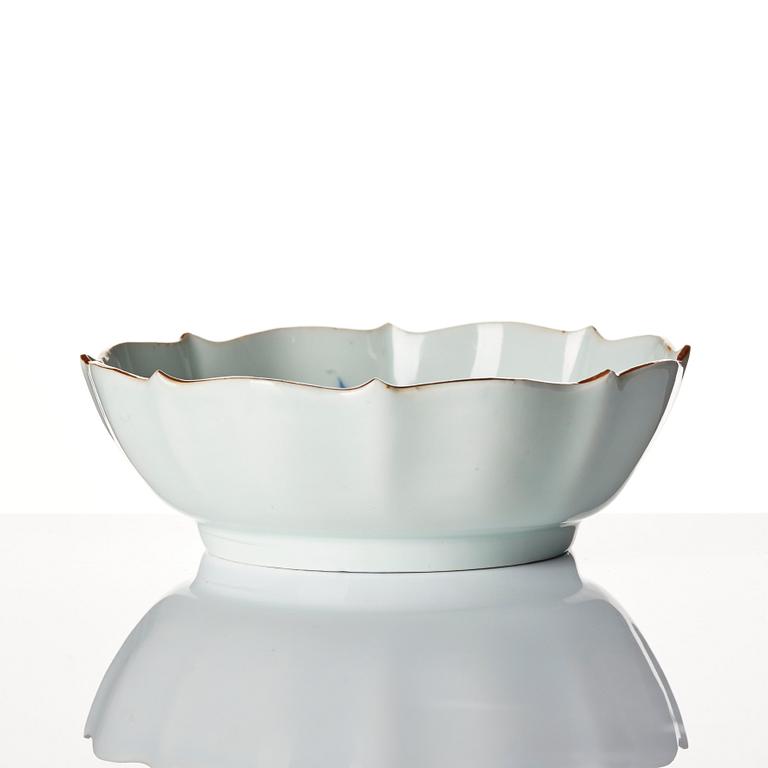 A Japanese blue and white bowl, 18th century.