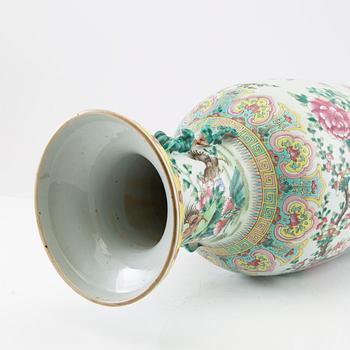 A Chinese famille rose vase, late Qing dynasty/early 20th century.