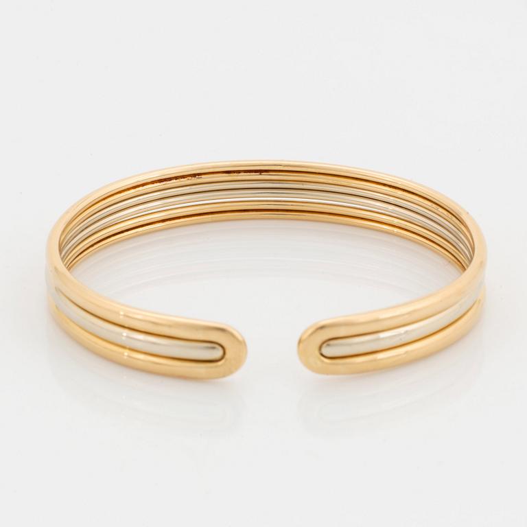 An 18K gold Van Cleef & Arpels bracelet with a ring.