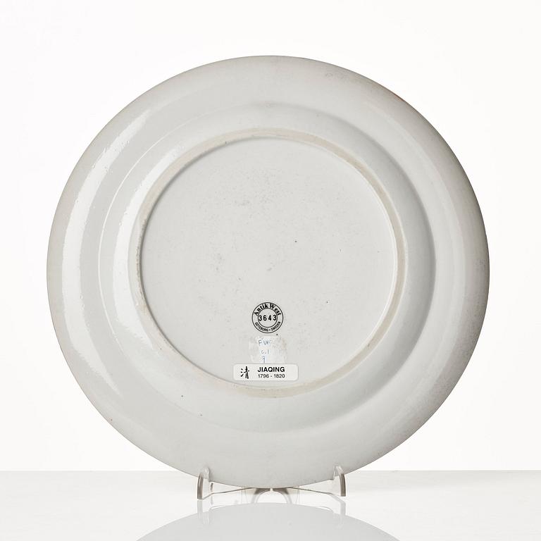 An armorial dinner plate, Qing dynasty, Jiaqing (1796-1820).