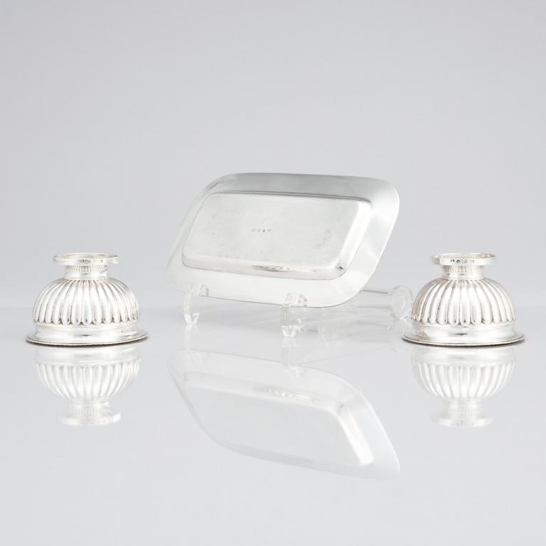 Anders Lundqvist, geléskålar, ett par samt ställning, delvis förgyllt silver, Stockholm 1817. Empire.