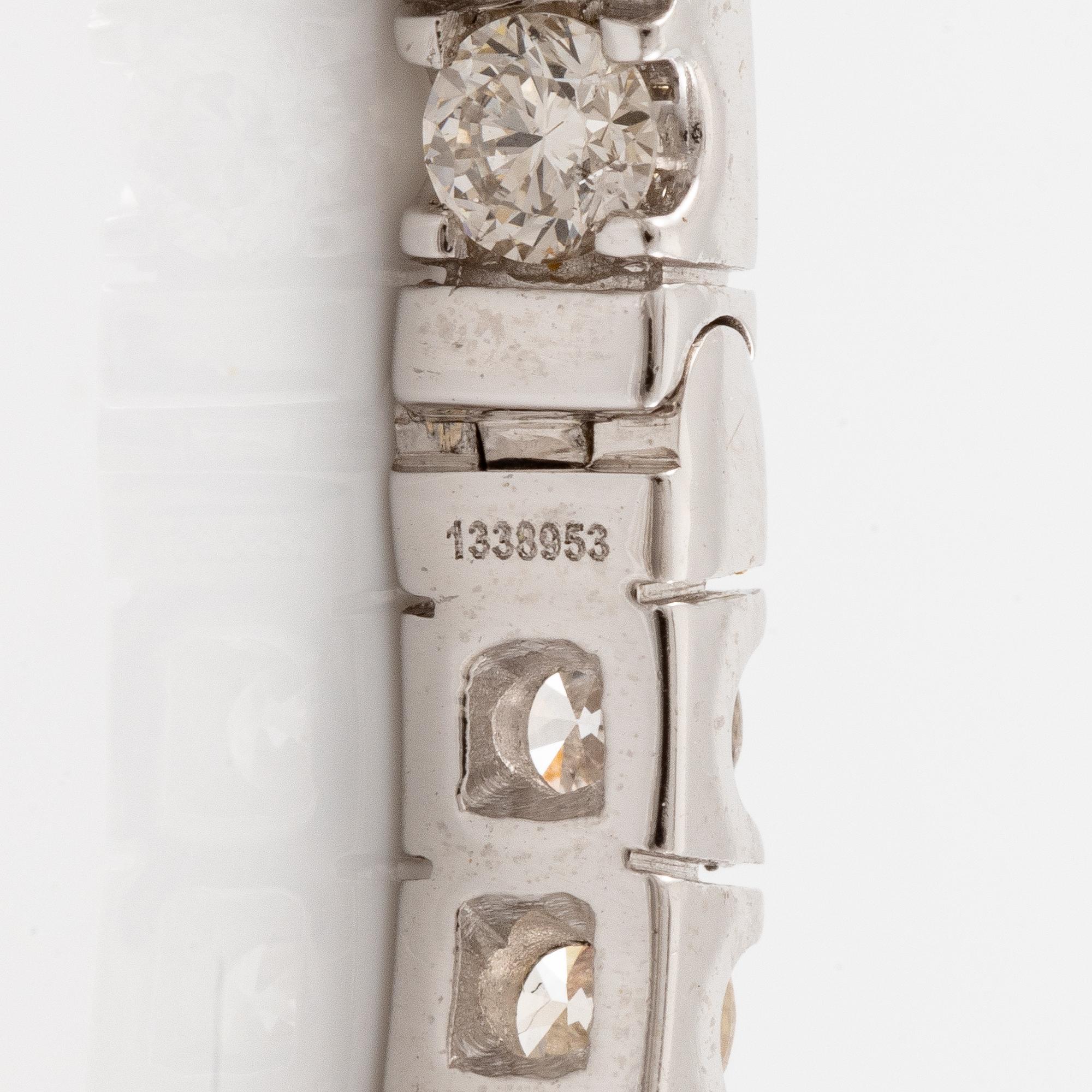 Örhängen, ett par, kreoler 18K vitguld med briljantslipade diamanter.