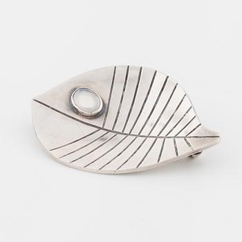 ATELJÉ STIGBERT, Stockholm, 1955, a cabochon cut moonstoen brooch.