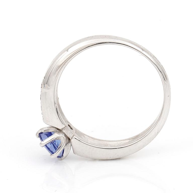 RING, vitguld 14K, tanzanit, ca 1.40ct, samt diamanter, totalt ca 0.20 ct. Tot ca 5 gram.