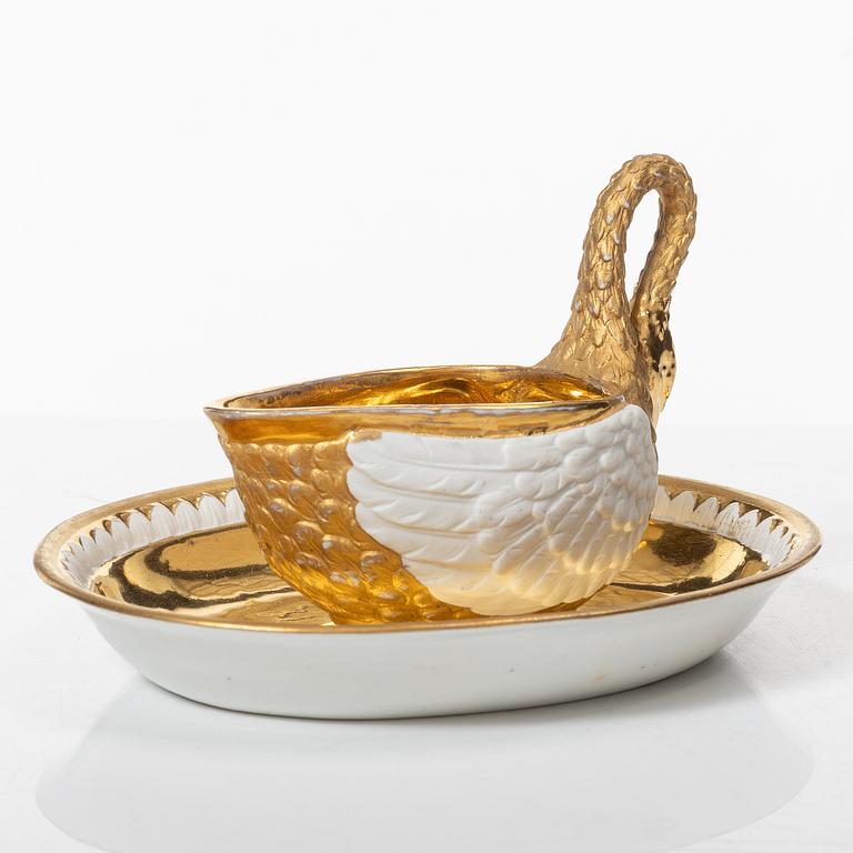 Kopp med fat, porslin, Frankrike, 1800-tal, märkt Mre Imp le de Sèvres, samt sked, förgyllt silver, Ryssland.