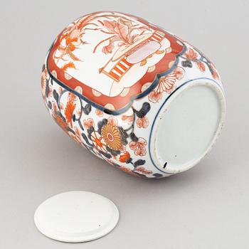 A Japanese imari jar with cover, Meiji (1868-1912).