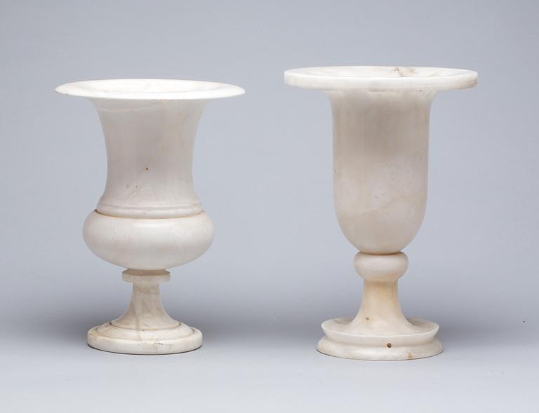 URNOR, 2 stycken, alabaster, 1900-tal.