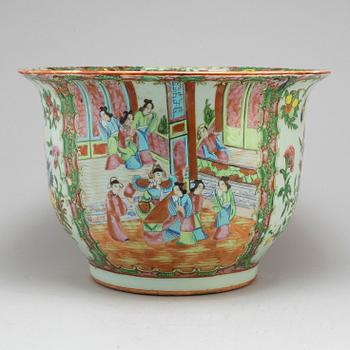 A large famille rose Canton pot, Qing dynasty, late 19th century.