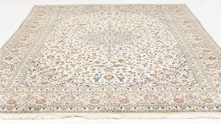 A carpet, semi-antique, Kashan, ca 398 x 281 cm.