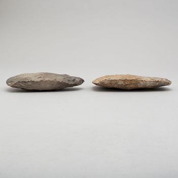 YXOR, 2 st, tunnackiga, av huggen grå flinta, tidig-mellan neolitikum.