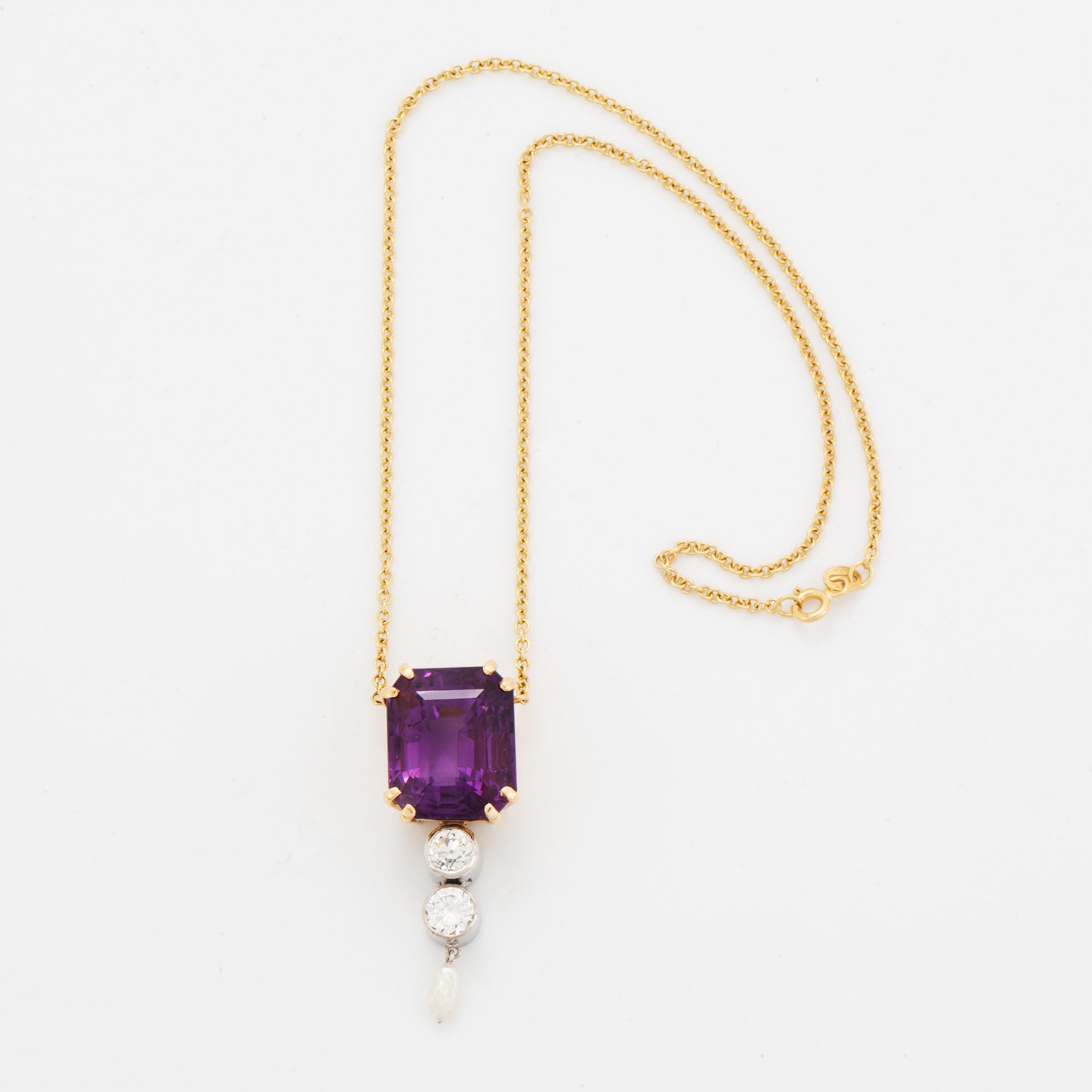 An 18K gold pendant set with a faceted amethyst and round brilliant- and old-cut diamonds and a pearl.