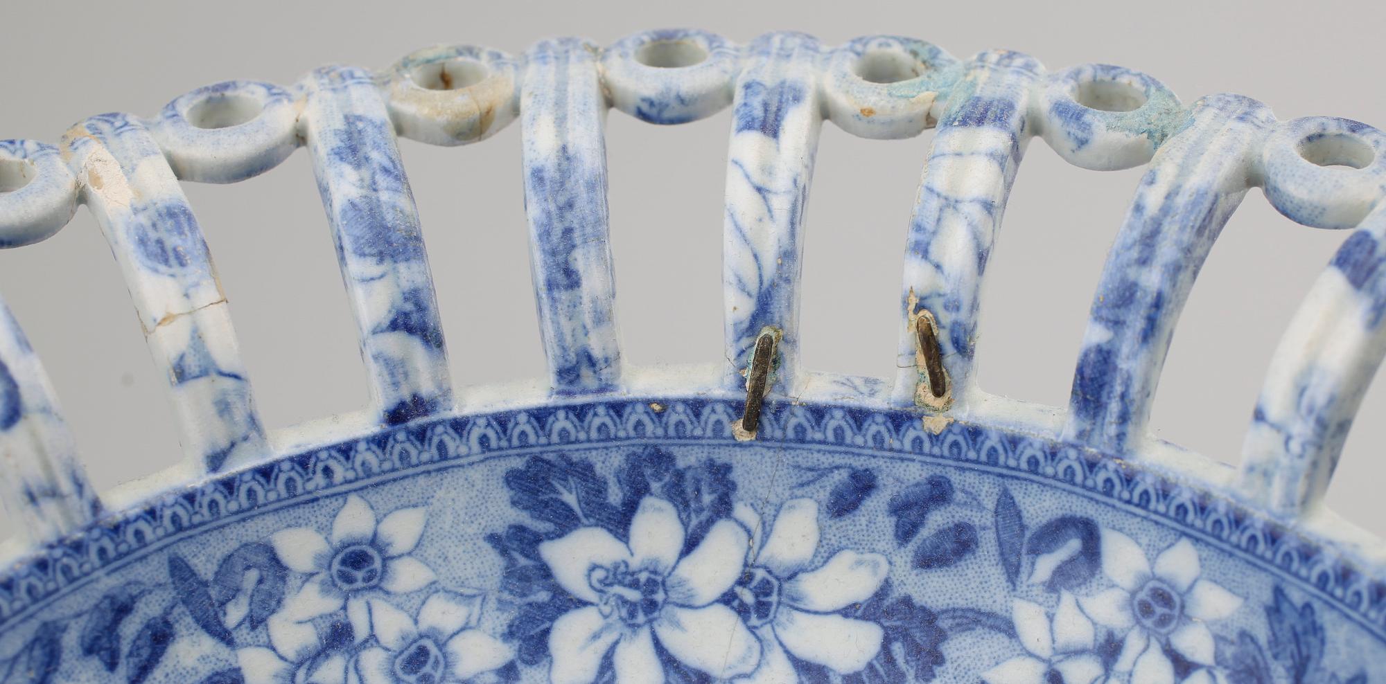 SKÅL PÅ FOT med lös sockel, flintgods, Gustafsberg, 1800-talets andra hälft.