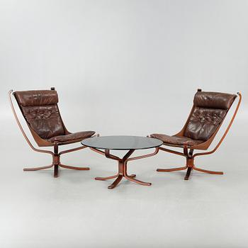 A pair of "Falcon" chairs and one table, desigend by Sigurd Resell for Vatne Lenestolfabrikk, in production from 1971.