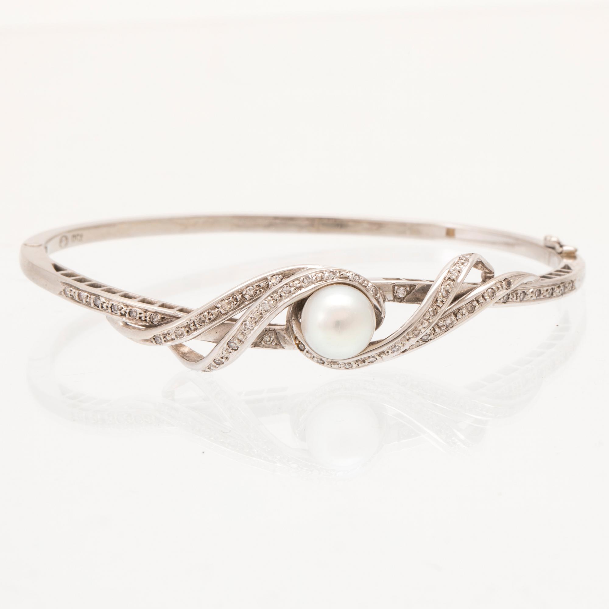 Stelt armband 18K vitguld med enkelslipade diamanter och odlad pärla.
