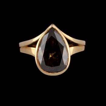 RING, 18k guld med cognacgsfärgad droppslipad diamant, 4.06 ct. Vikt 8 g.