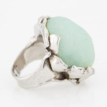 Ring in 18K gold with a green stone possibly beryl, by Jurgen Girgsdies.