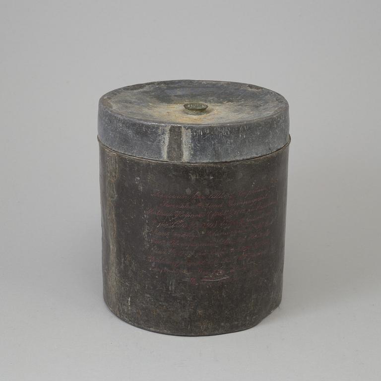 A Chinese tea caddy, 18th Century.