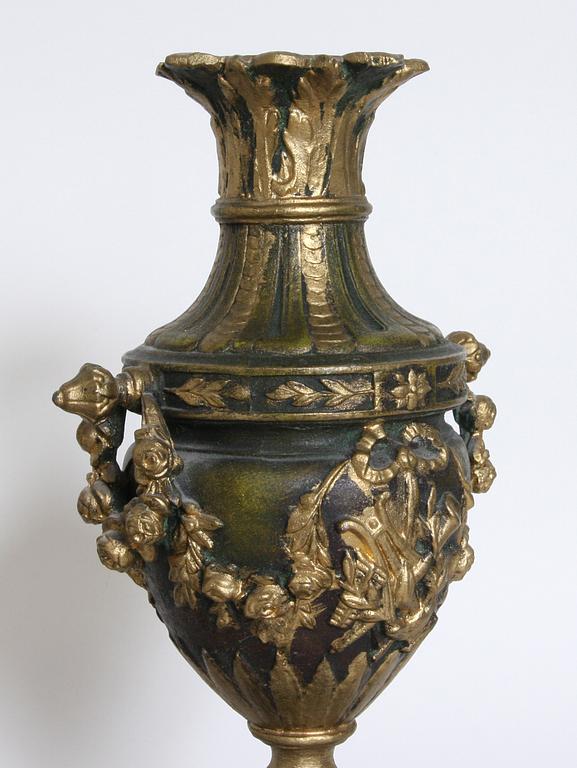 BORDSPENDYL samt URNOR, 2 st, Louis XVI-stil, 1900-tal.