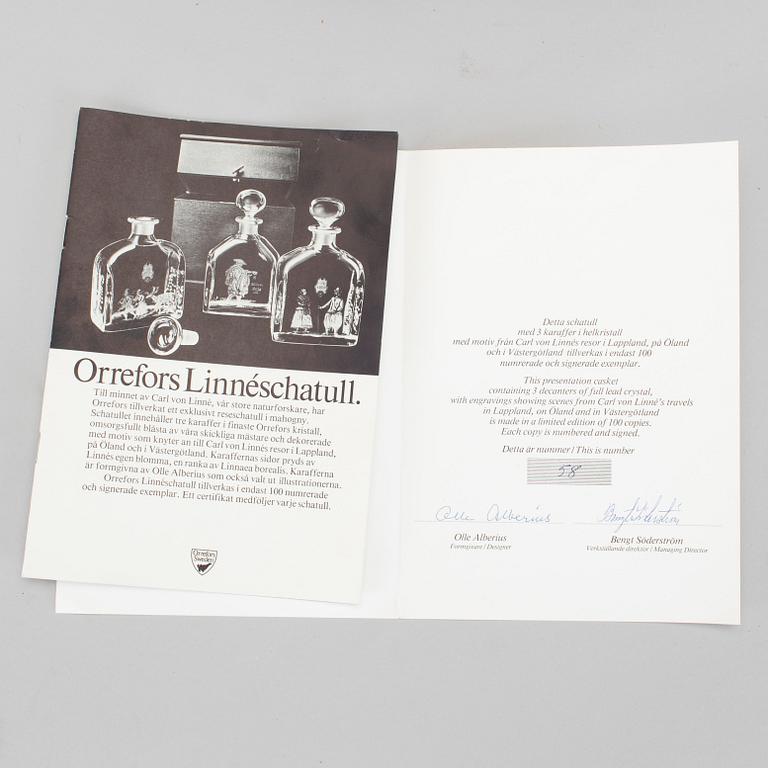 SCHATULL med 3 KARAFFER, "Linné", Olle Alberius Orrefors, 1900-talets andra hälft, numrerad upplaga 58/100.