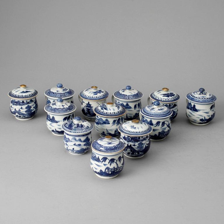 CREMEKOPPAR, 12 st, porslin, Kina, Qingdynastin, Jiaqing (1795-1820).