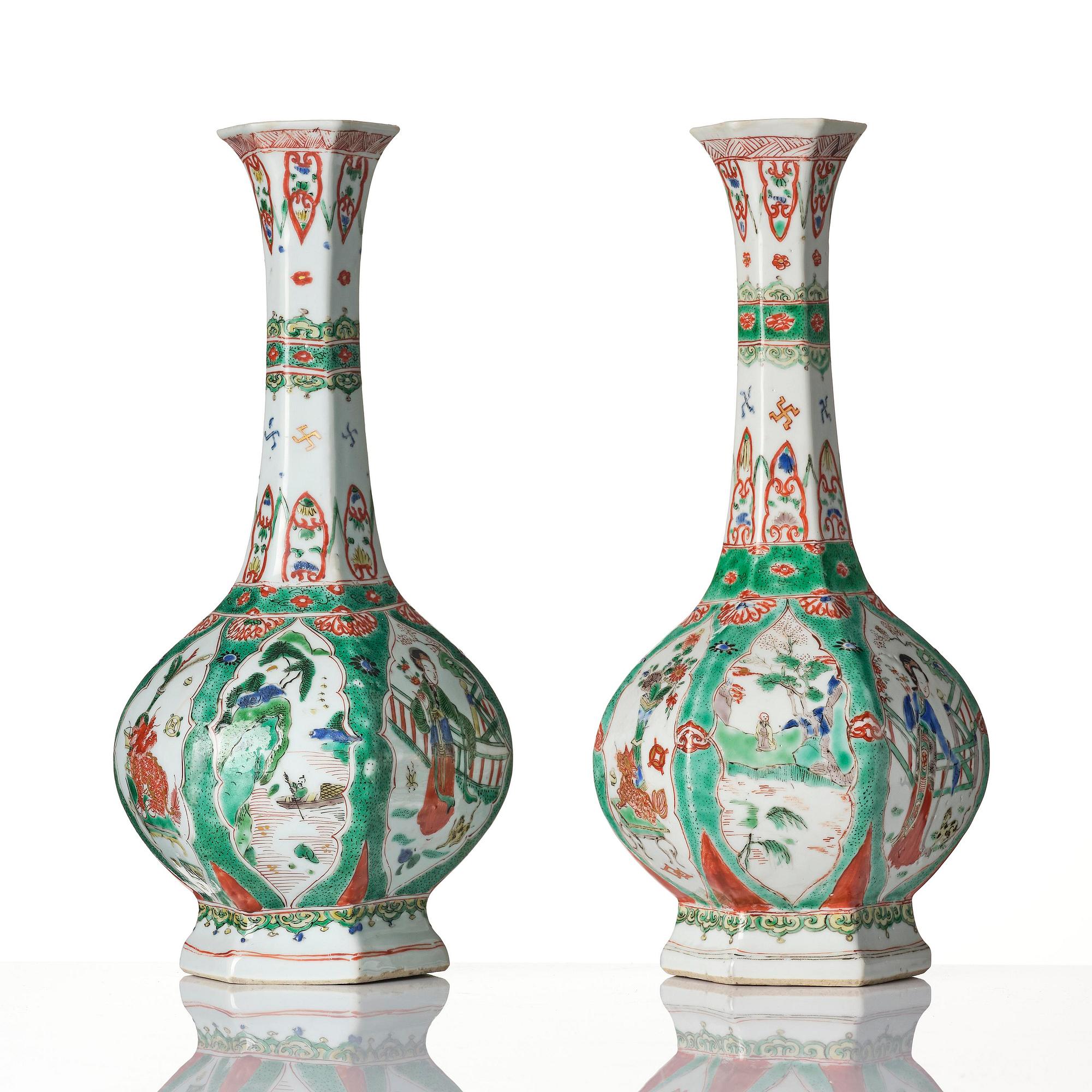 A pair of famille verte octagonal vases, Qing dynasty, Kangxi (1662-1722).