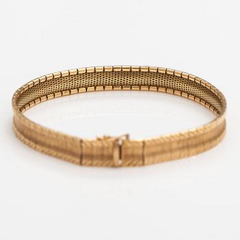 An 18K gold bracelet.