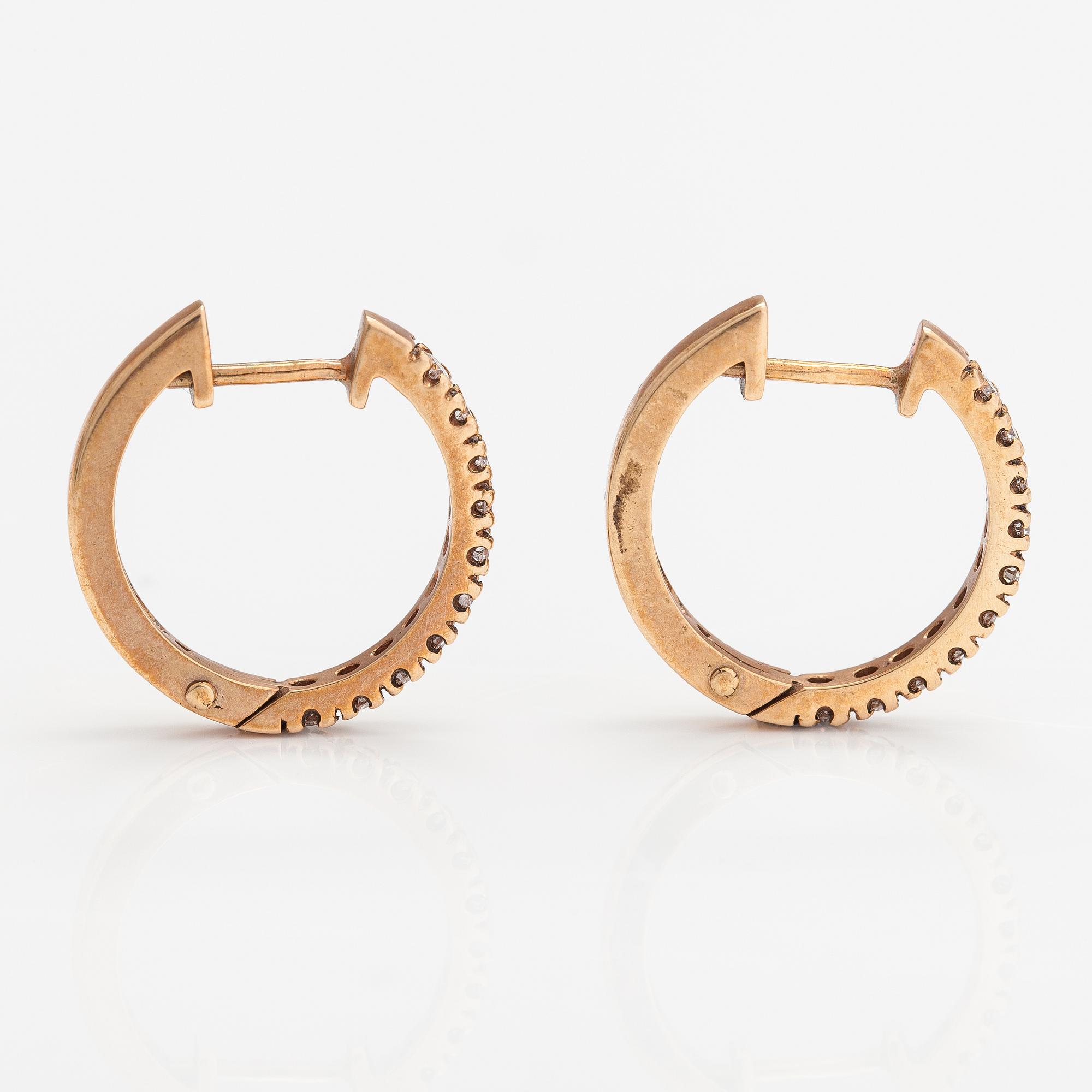 A pair of 14K gold earrings with diamonds ca. 0.60 ct in total.