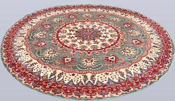 A rug, Ziegler design, diameter approx. 268 cm.