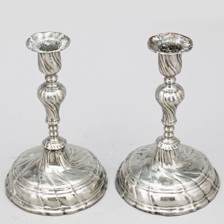 LJUSSTAKAR, ett par, försilvrad koppar, rokokostil, Tyskland, 1800-talets början.