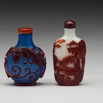 SNUSFLASKOR, två stycken, pekingglas. Kina, 1900-tal.