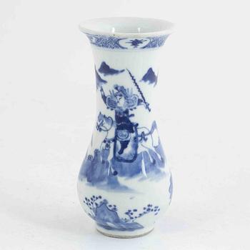 A blue and white porcelain vase, China, late Qing dynasty.