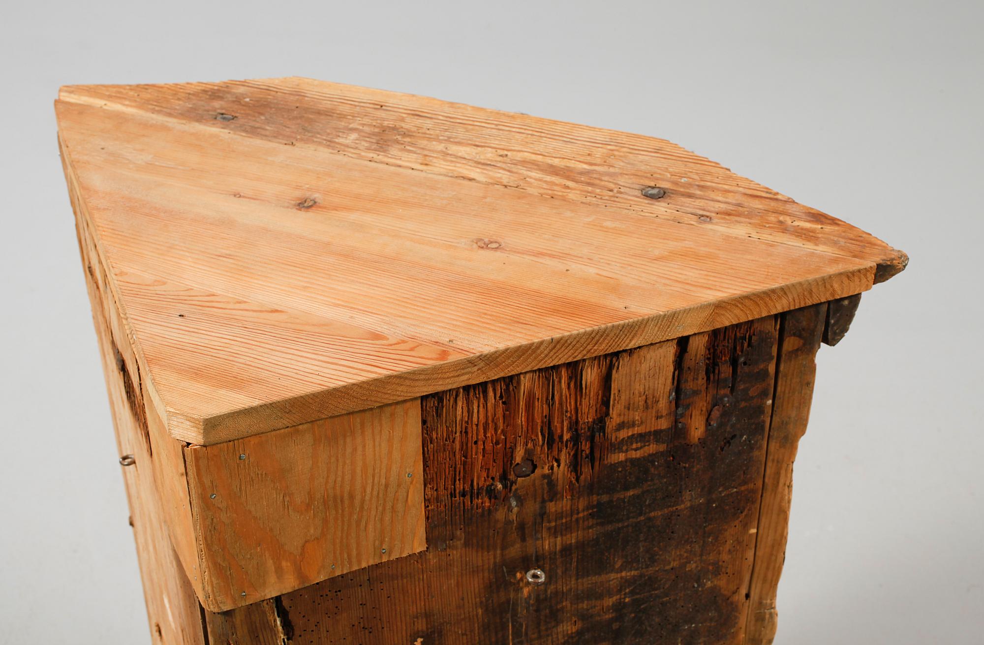 HÖRNSKÅP, 1700-talets andra hälft.